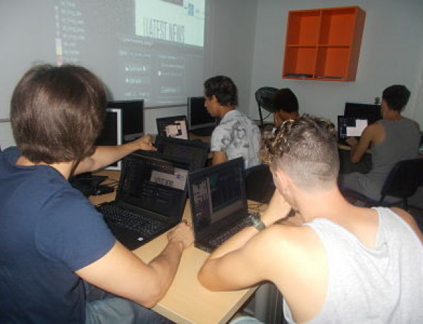 Los jóvenes atendidos en el CSJ de Cantabria realizan un taller de animación y programación de videojuegos. Fundación Diagrama 2019.  