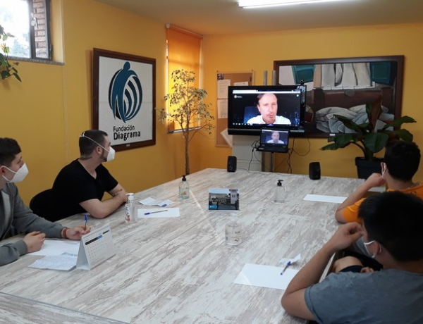 Jóvenes de distintos centros gestionados por Fundación Diagrama asisten a un encuentro telemático con el formador y conferenciante Víctor Küppers