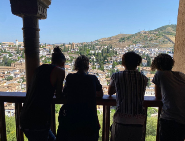 Jóvenes del Hogar de Acogimiento Residencial ‘Zarandona’ de Murcia visitan la ciudad de Granada 