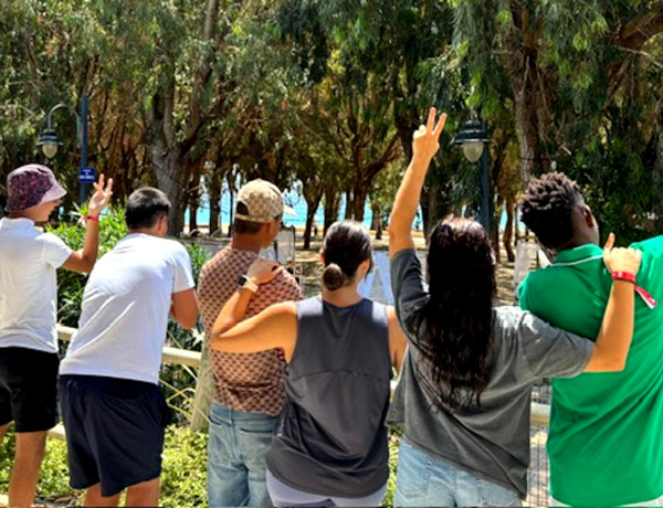 Jóvenes residencia La Magrana en camping El Torres en una jornada de convivencia
