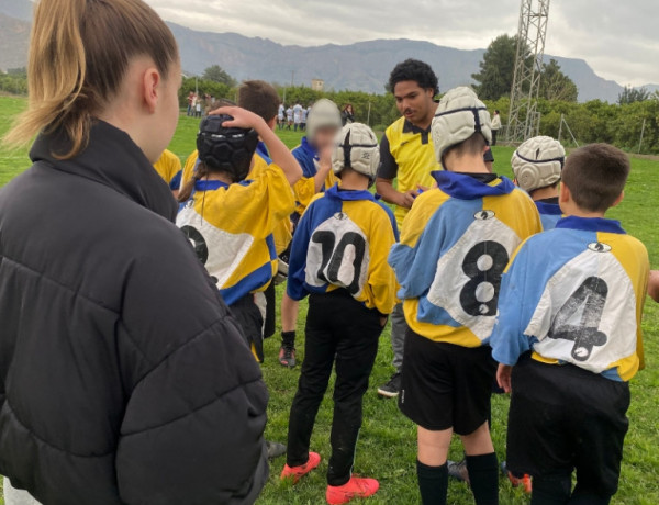 Jóvenes del Hogar ‘Oriola’ de Orihuela realizan labores de voluntariado en una jornada dedicada al rugby. Fundación Diagrama. Comunidad Valenciana 2022.