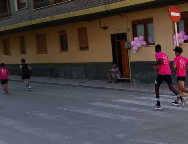 Jóvenes del hogar residencial ‘Alácera’ de Caudete (Albacete) participan como voluntarios y corredores en la VII Carrera Popular Marea Rosa. Fundación Diagrama. Castilla-La Mancha 2022.