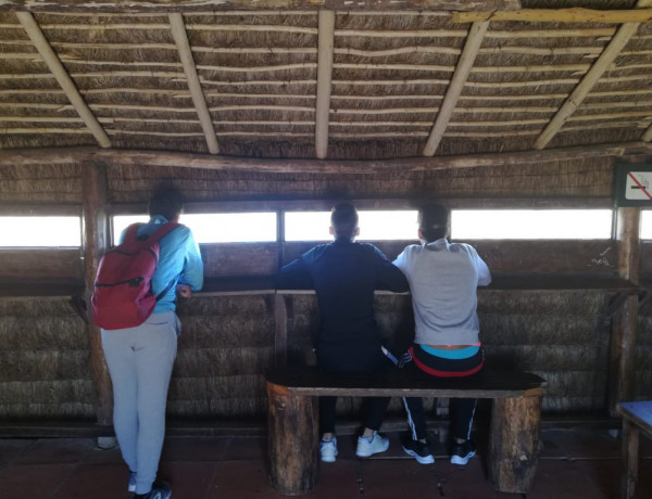 Los jóvenes atendidos en el centro ‘Odiel’ de Huelva realizan una ruta de senderismo en el Parque Nacional de Doñana. Fundación Diagrama. Andalucía 2019.