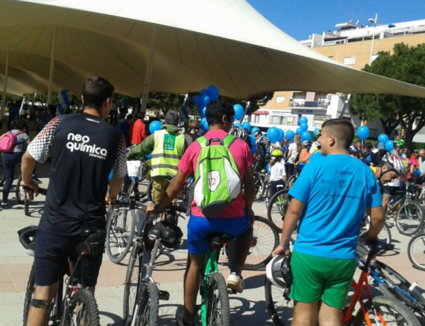 Menores del centro de Odiel subidos en sus bicicletas para empezar el paseo