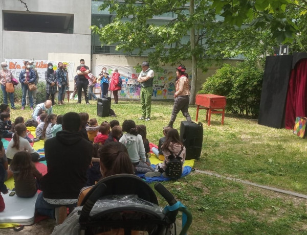 Los jóvenes del piso de acogimiento ‘Corindón’ de Madrid colaboran en un acto cultural junto a la Asociación Vecinal San Fermín