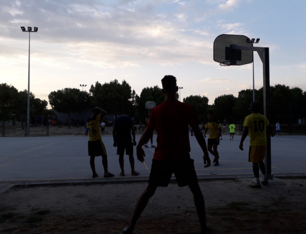 Los jóvenes del piso de acogimiento residencial ‘Corindón’ de Madrid participan en un torneo de fútbol mixto con motivo de las fiestas del barrio de San Fermín. Fundación Diagrama 2019. 