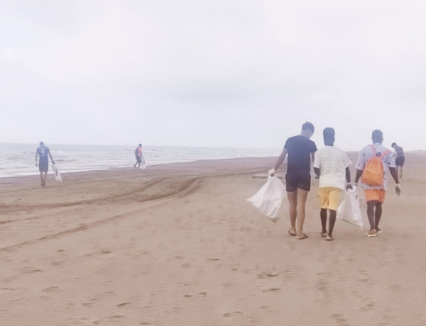 Jóvenes del Programa Singulars Montsiá colaboran en la limpieza de playas de la localidad de Sant Jaume d'Enveja (Tarragona). Fundación Diagrama. Cataluña 2022.