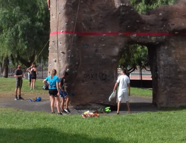 Jóvenes atendidos en el programa Punto de Partida de Las Palmas de Gran Canaria participan en una actividad de iniciación a la escalada. Fundación Diagrama 2018.