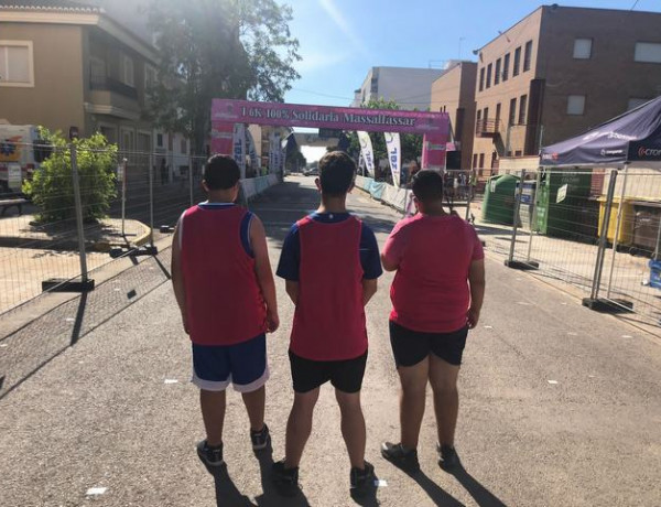 Jóvenes de la residencia ‘Anassim’ de Llanera de Ranes (Valencia) colaboran como voluntarios en la carrera popular de Massalfassar