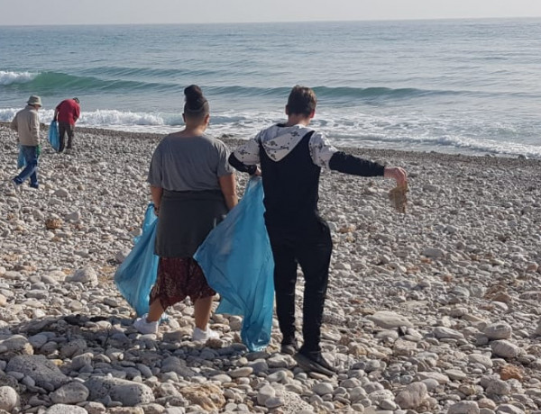 Jóvenes atendidos en la Residencia ‘Baix Maestrat’ de Vinarós (Castellón) participan como voluntarios en la limpieza de playas de la localidad. Fundación Diagrama. Comunidad Valenciana 2020.
