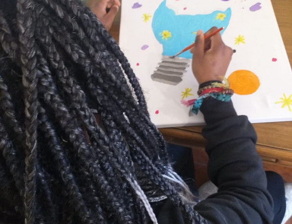Los jóvenes de la residencia ‘Mas de la Pinaeta’ de Gátova (Valencia) desarrollan su creatividad con un taller de elaboración de lienzos