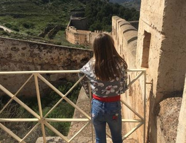 Jóvenes de la Residencia ‘Massamagrell’ de Valencia realizan una actividad cultural en el Castillo de Sagunto. Fundación Diagrama. Comunidad Valenciana 2022.