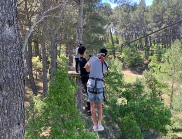 Jóvenes de la residencia 'Sant Sebastià' de Vinaròs (Castellón) disfrutan de una jornada de ocio positivo en el parque Saltapins de Morella. Fundación Diagrama. Comunidad Valenciana 2022.