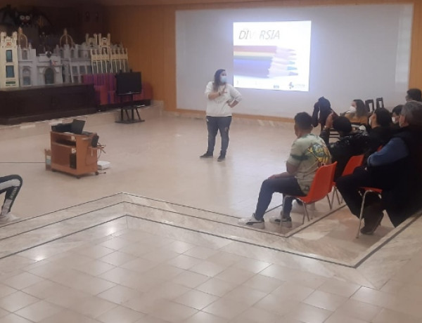 Jóvenes de la Residencia Socioeducativa ‘Mariano Ribera’ de Burjassot (Valencia) asisten a una charla sobre diversidad sexual, de género y familia. Fundación Diagrama. Comunidad Valenciana 2022