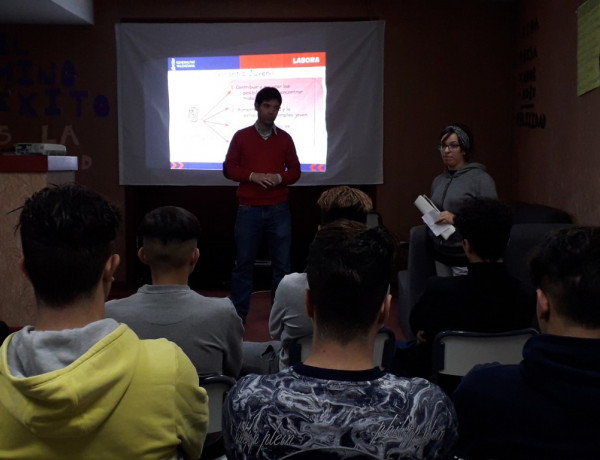 Los jóvenes atendidos en el centro ‘Serra’ de Valencia asisten a una charla de inserción socioeducativa y prelaboral impartida por el SERVEF. Fundación Diagrama. Comunidad Valenciana 2019. 