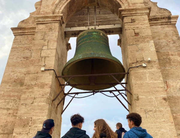 Jóvenes de los servicios de primera acogida ‘Encanyissada’ en Sant Jaume d’Enveja (Tarragone) comparten una visita cultural y educativa a Valencia