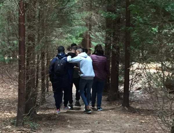 Los jóvenes de la unidad residencial ‘El Acebo’ de Santander participan en una jornada cultural en los yacimientos arqueológicos de Cantabria. Fundación Diagrama 2019.