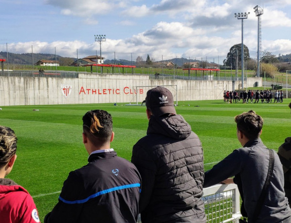 Jóvenes atendidos en la Unidad Residencial ‘El Roble’ de Reocín visitan la ciudad deportiva del Athletic y las zonas más representativas de Bilbao. Fundación Diagrama. Cantabria 2019. 