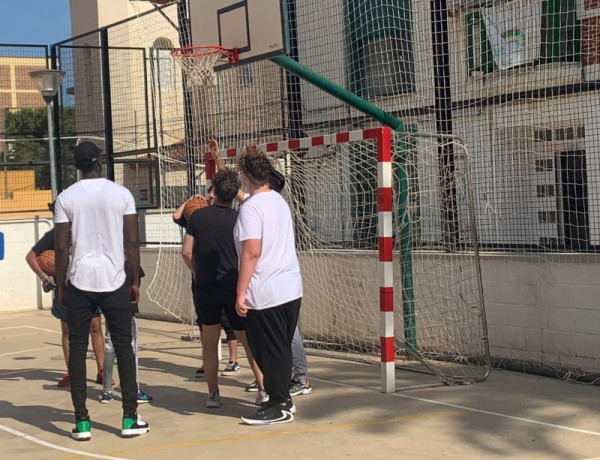 El jugador profesional de baloncesto Boubacar Fadiala Sidibe visita la residencia ‘Lucentum’ de Alicante 