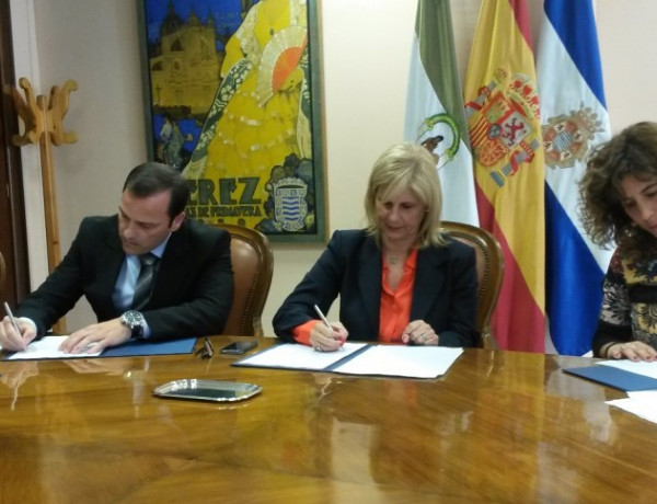 María José García-Pelayo y Antonio Moreno firman el acuerdo entre el Programa Labora y el Ayuntamiento de Jerez de la Frontera