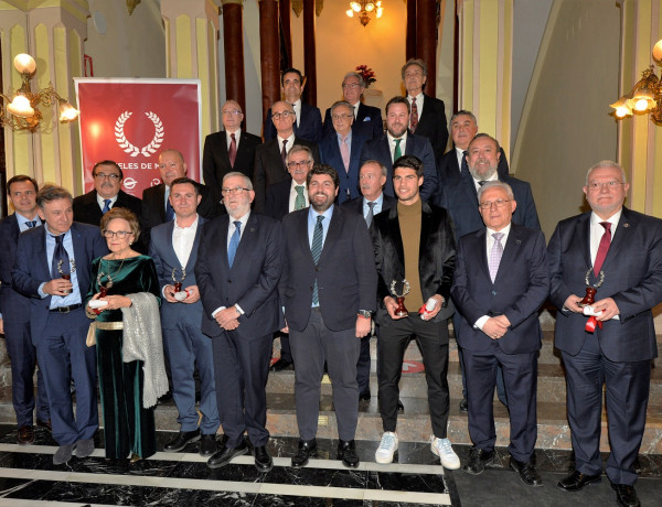 Fotos de familia de las personas y entidades premiadas, el Consejo Rector de los Laureles y la mesa presidencial del acto