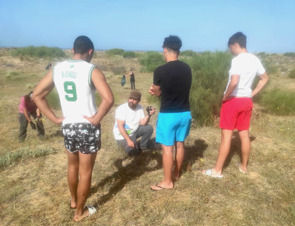 Los tres jóvenes escuchan las indicaciones de un monitor