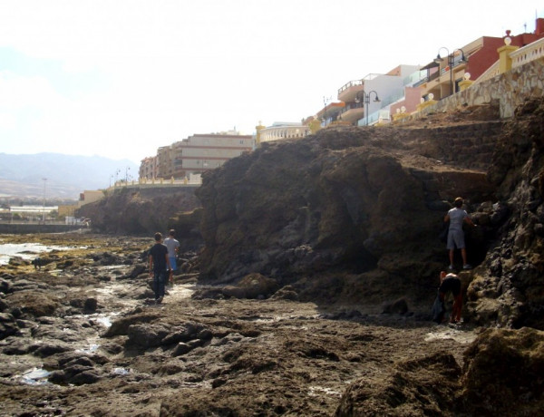 Menores del centro 'Garoé' limpian las playas de Telde