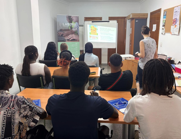 Personas usuarias del Programa Labora de Granada en una formación sobre higiene y seguridad alimentaria