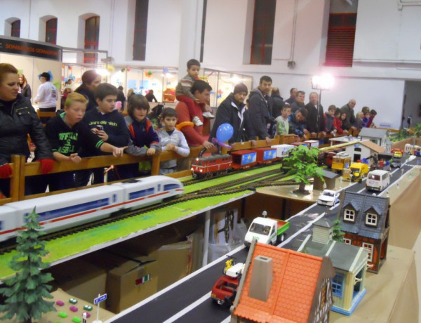 Un grupo de menores del centro ‘San Miguel’ de Granada colabora con la asociación Agraft en la elaboración de una maqueta ferroviaria