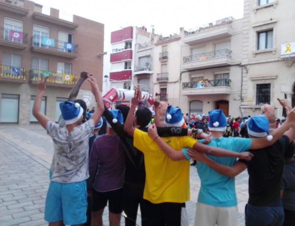 Los jóvenes atendidos en el Centre d'Acollida del Montsià de Amposta (Tarragona) participan en la San Silvestre de la localidad. Fundación Diagrama. Cataluña 2017.