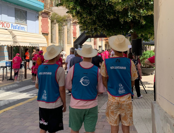 Los tres jóvenes se preparan para su labor de voluntariado en la carrera
