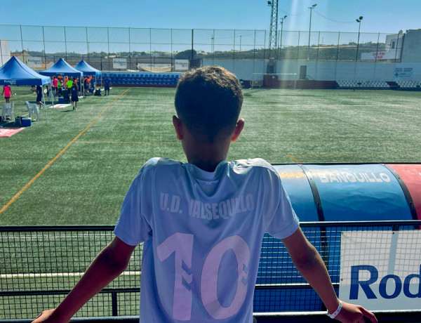 Uno de los niños contempla el estadio donde se disputan los partidos