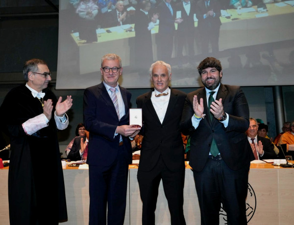 El rector José Luján, Daniel Bueno, Jesús Teruel y el presidente Fernando López Miras, durante la entrega de la medalla