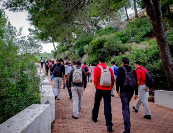 Jóvenes del centro ‘Pi Gros’ participan en una jornada de voluntariado medioambiental organizada por Decathlon Castellón