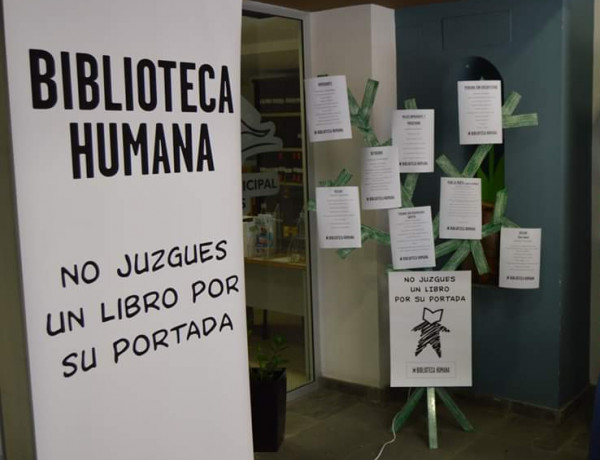Un menor atendido en el centro ‘Cardones’ de Las Palmas participa en una actividad de integración en la Biblioteca Municipal de Arucas. Fundación Diagrama 2020. 