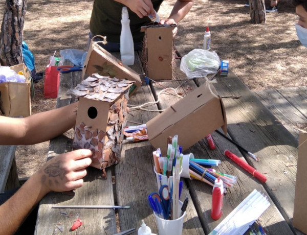 Personas menores atendidas en el centro ‘Los Alcores’ de Carmona (Sevilla) realizan una jornada de voluntariado medioambiental en Doñana