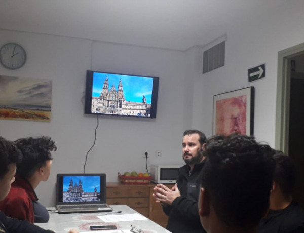 Los menores del centro de acogida ‘Alácera’ de Caudete (Albacete) asisten a una charla informativa sobre el Camino de Santiago. Fundación Diagrama. Castilla-La Mancha 2020. 