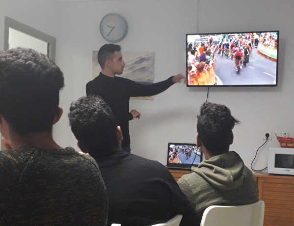 Los menores atendidos en el centro de acogida ‘Alácera’ de Caudete (Albacete) reciben la visita del ciclista profesional Héctor Sáez. Fundación Diagrama. Castilla-La Mancha 2019. 