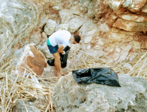 Los menores atendidos en el Centro de Acogida ‘Portocristo’ de Baleares colaboran en una actividad de recogida de plásticos en la zona costera de Llevant. Fundación Diagrama. Baleares 2020.