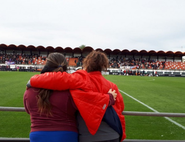 Los menores del centro ‘Campanar’ de Valencia asisten a sendos partidos de fútbol de la primera división de las ligas masculina y femenina