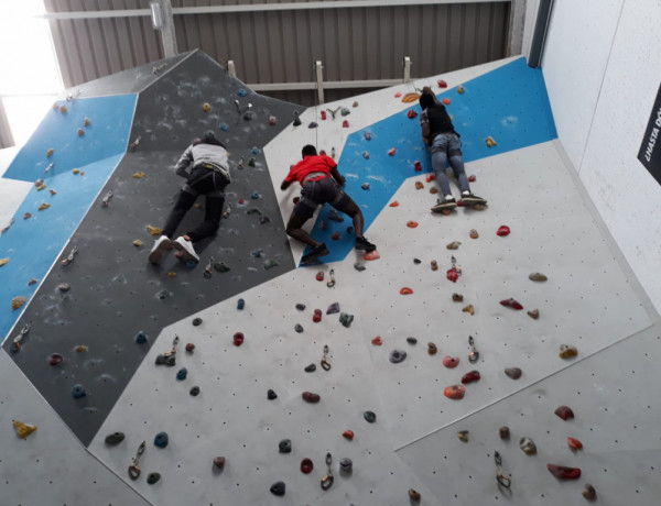 Los menores atendidos en el centro ‘Cardones’ de Las Palmas de Gran Canaria llevan a cabo una actividad de iniciación a la escalada. Fundación Diagrama 2019. 