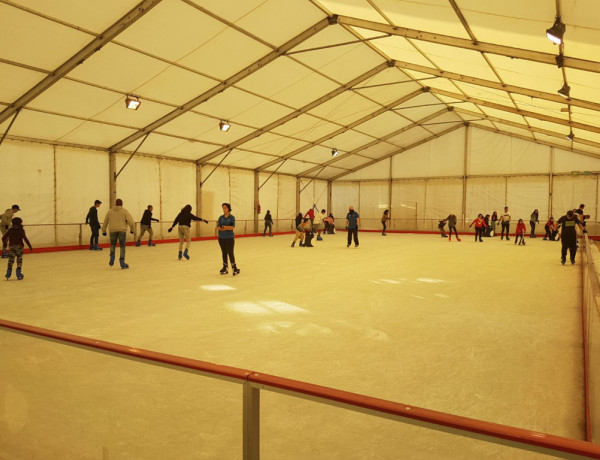 Los menores atendidos en el centro ‘Cardones’ de Las Palmas de Gran Canaria disfrutan de una jornada de patinaje sobre hielo. Las Palmas de Gran Canaria 2020. 
