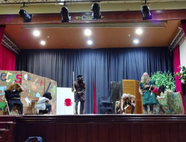 Los menores atendidos en el centro ‘Cardones’ de Las Palmas de Gran Canaria asisten al estreno como actor teatral de uno de sus compañeros