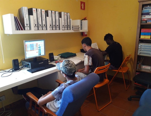 Los menores atendidos en el centro ‘Cardones’ de Las Palmas de Gran Canaria siguen cursando sus estudios de forma telemática. Fundación Diagrama. Las Palmas de Gran Canaria 2020. 