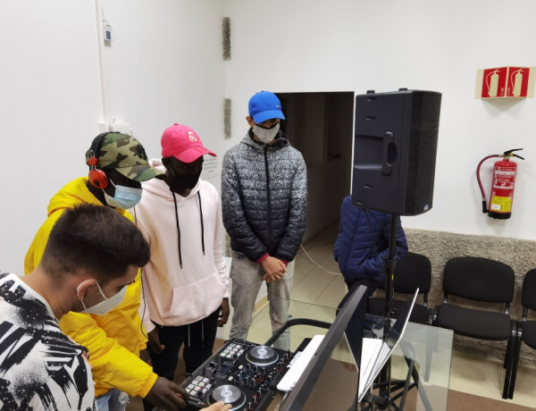 Los menores atendidos en el centro ‘Cardones’ de Las Palmas de Gran Canaria descubren el trabajo artístico de los DJs y la música electrónica