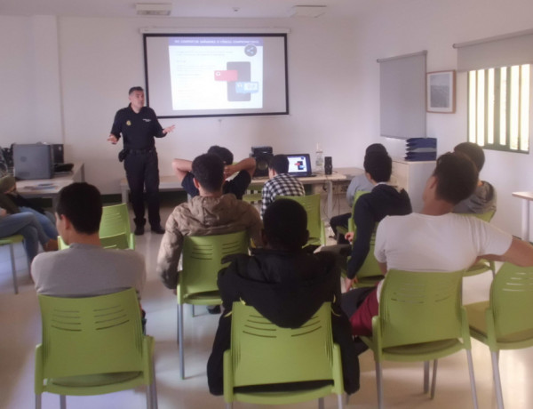 Los menores atendidos en el centro ‘Ciudad de Melilla’ asisten a una charla de prevención y sensibilización sobre el ciberacoso. Fundación Diagrama. Melilla 2020. 