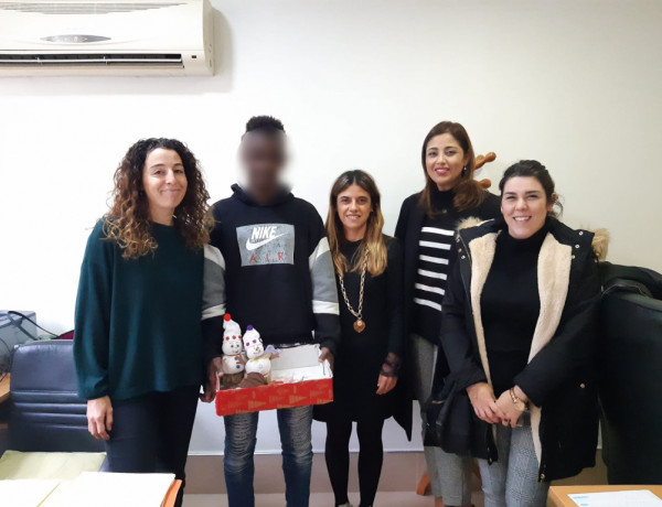 Los menores atendidos en el centro educativo ‘Ciudad de Melilla’ elaboran y entregan obsequios solidarios a entidades sociales de la localidad. Fundación Diagrama. Melilla 2020. 