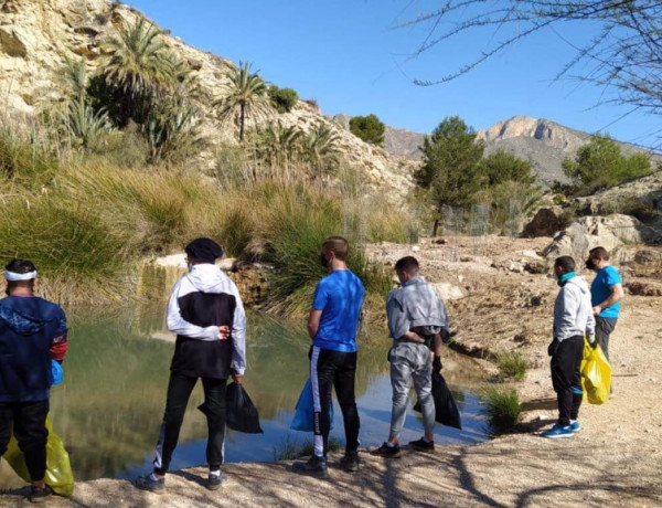 Los menores atendidos en el centro educativo ‘La Zarza’ de Abanilla (Murcia) colaboran en la limpieza de residuos del río Chícamo