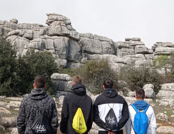 Los menores atendidos en el centro ‘El Limonar’ de Alcalá de Guadaíra (Sevilla) recorren el paraje natural del Torcal de Antequera