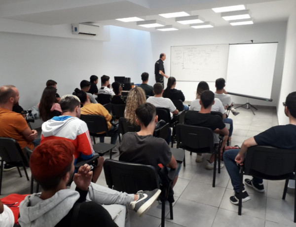 Los menores atendidos en el centro ‘Inagua’ de Las Palmas de Gran Canaria asisten a una charla de prevención sobre el ciberacoso. Fundación Diagrama 2019.